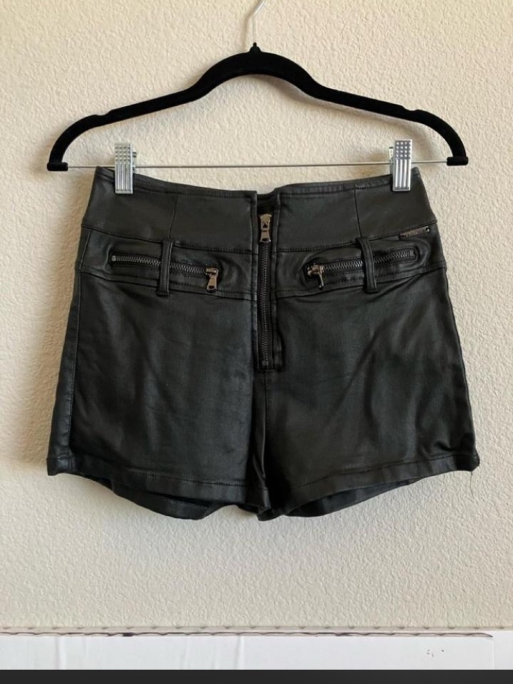 Amisu Black High-Waist Faux Leather Shorts with Front Zip Pockets